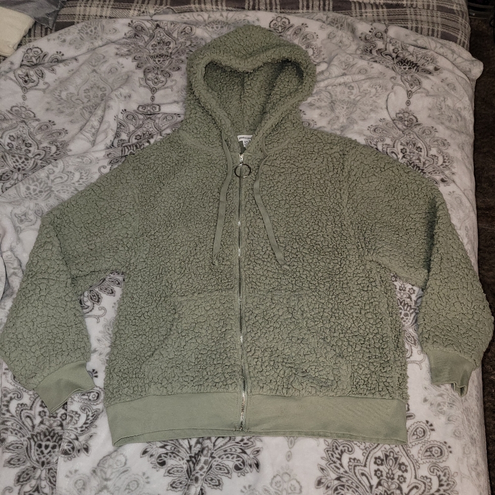 NWOT Women's fuzzy zip up hoodie in M/L